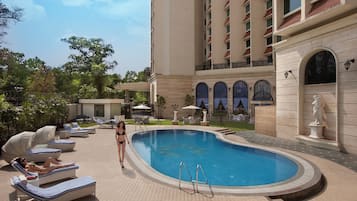 Outdoor pool, lifeguards on site