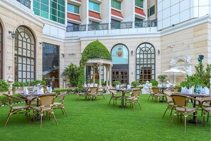 3 restaurants, lunch served