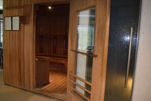 Behandelingskamers voor koppels, een sauna, hydrotherapie, aromatherapie