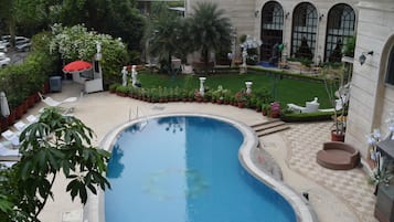 Outdoor pool, lifeguards on site