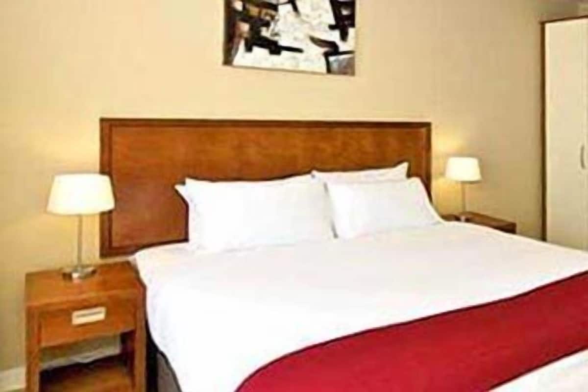 Double Room | Egyptian cotton sheets, pillowtop beds, soundproofing, WiFi (free)
