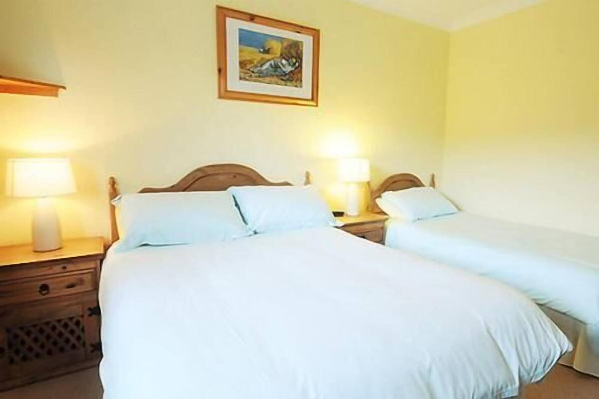 Twin Room | Egyptian cotton sheets, pillowtop beds, soundproofing, WiFi (free)