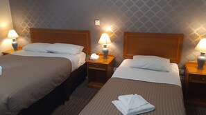 Perhehuone | Työpöytä, silitysrauta/-lauta, ilmainen Wi-Fi, vuodevaatteet