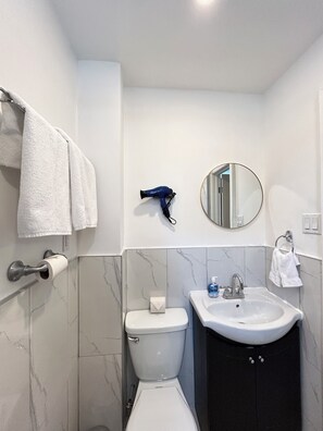 Standard-Doppelzimmer | Badezimmer