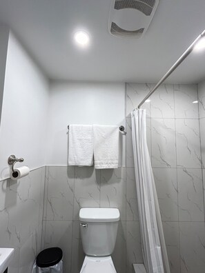 Shower, free toiletries, hair dryer, towels - Hotel La Residence du Voyageur (Montreal)