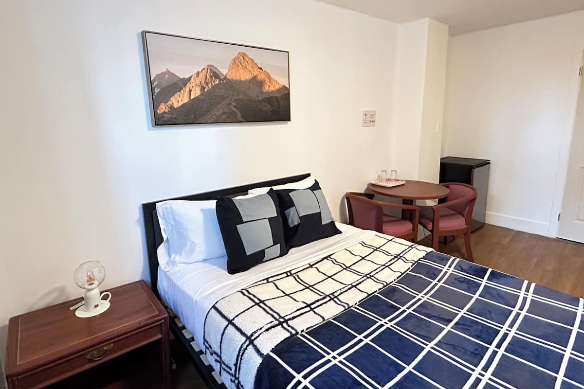 Economy Room, 1 Double Bed | Individually decorated, desk, rollaway beds, free WiFi