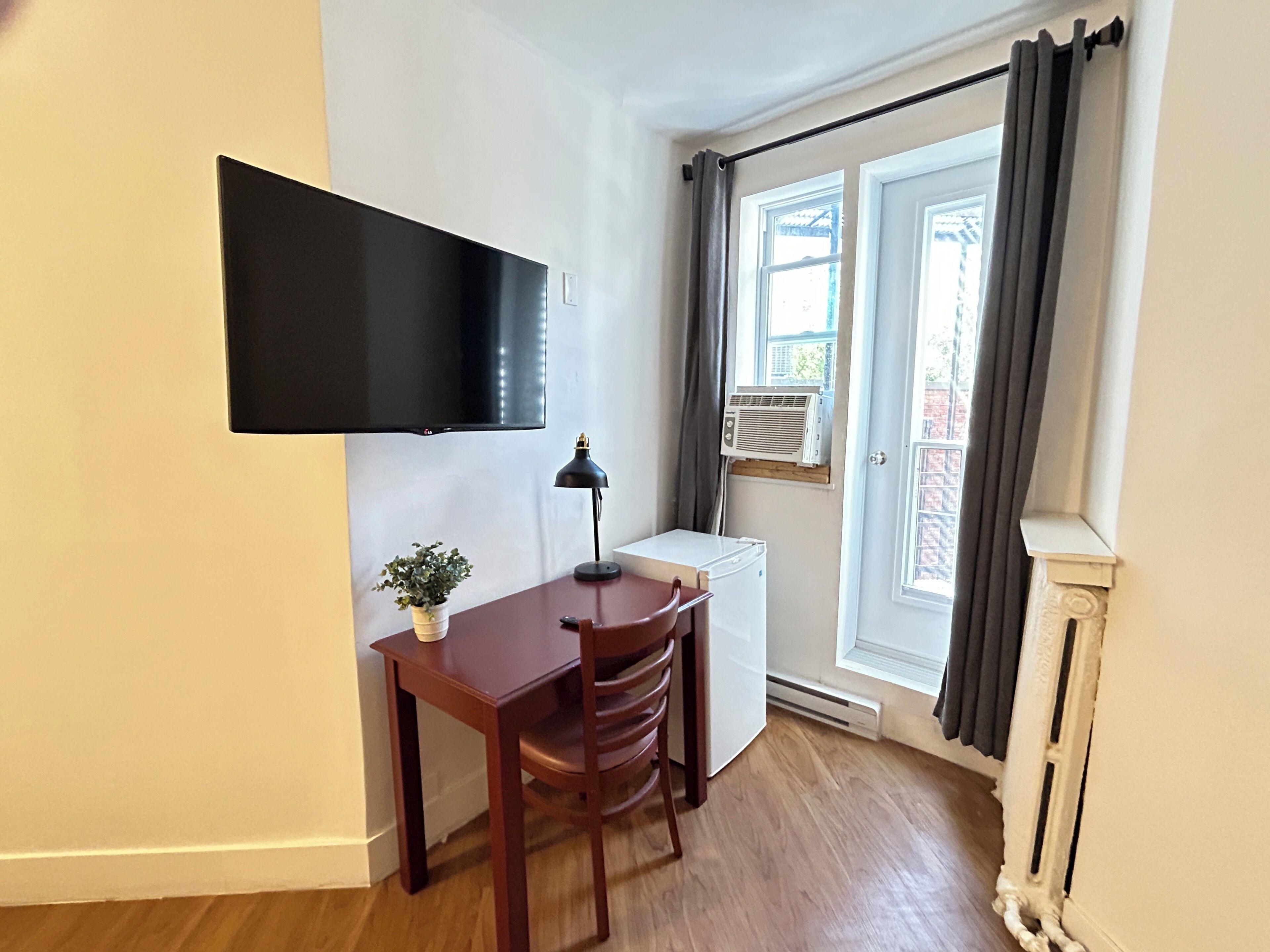 標準雙人房 | 獨特設計、書桌、摺床/加床 (收費)、免費 Wi-Fi