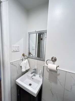 Economy-Zimmer, 1 Doppelbett | Badezimmer