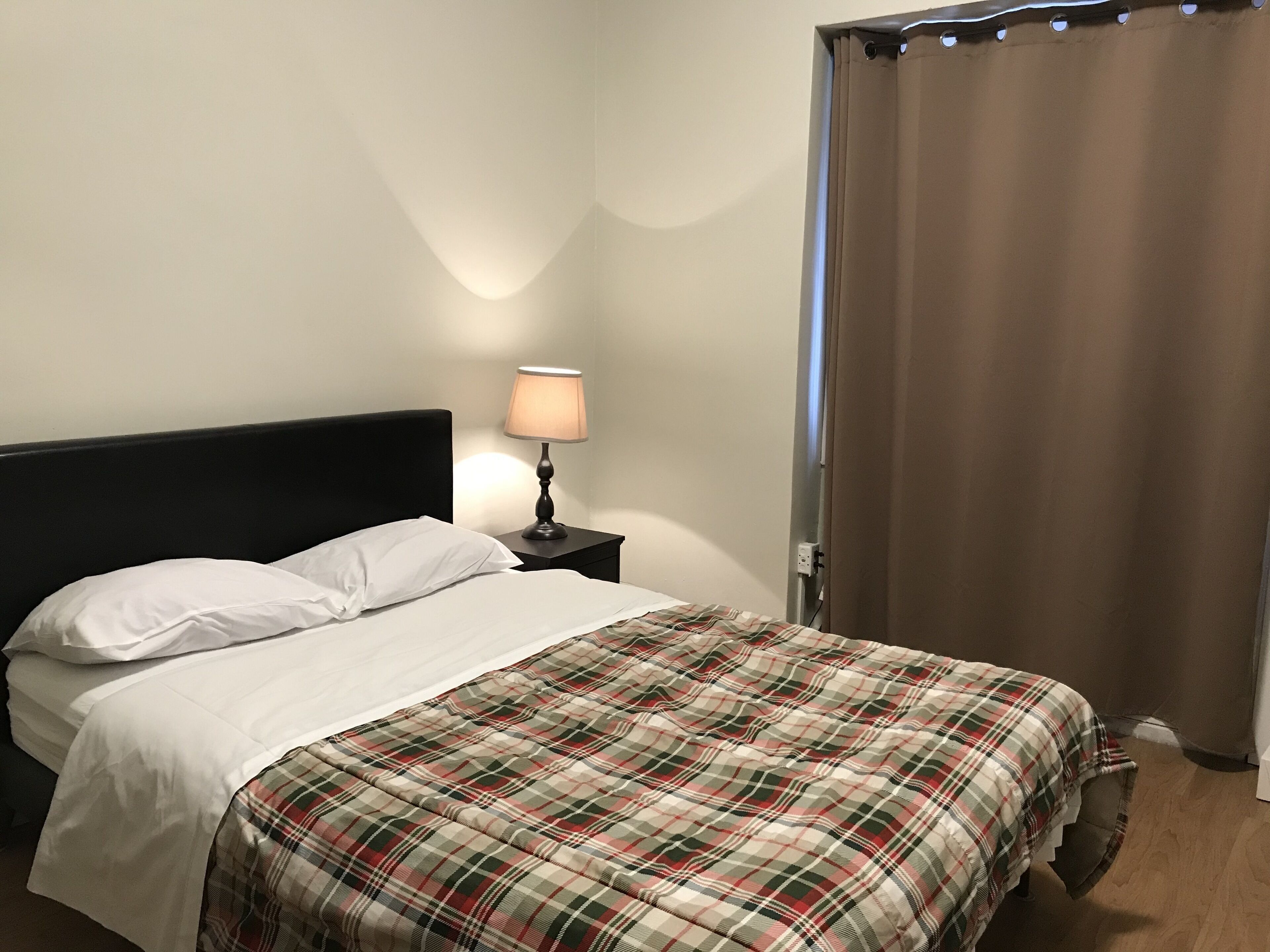 Decoración personalizada, escritorio, camas extra y wifi gratis 