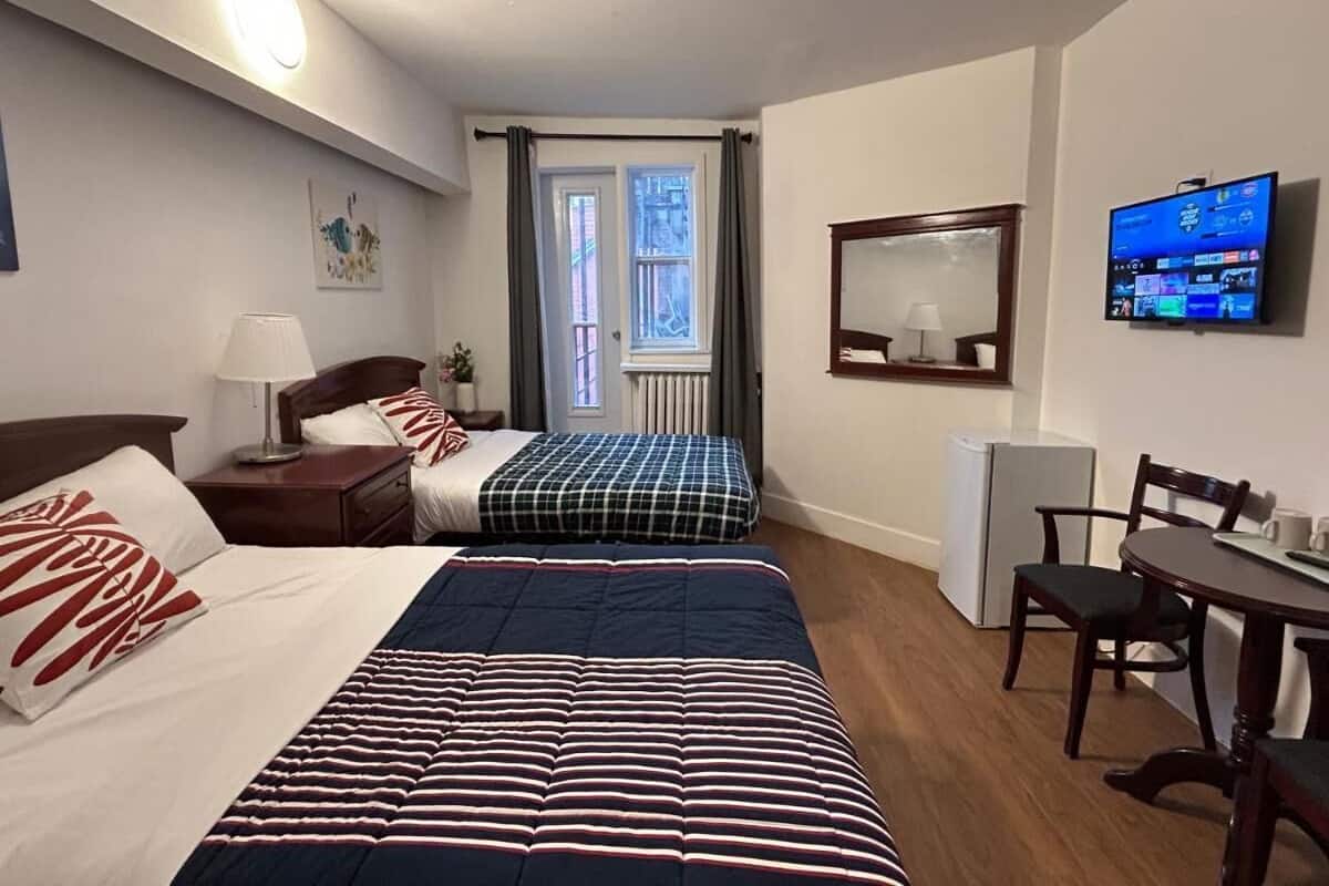 Escritorio, wifi gratis, decoración personalizada y ropa de cama
