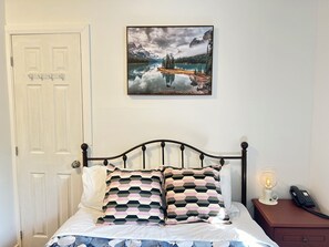 Economy Room, 1 Double Bed | Individually decorated, desk, rollaway beds, free WiFi - Hotel La Residence du Voyageur (Montreal)