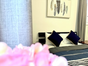 Individually decorated, desk, free WiFi, bed sheets - Hotel La Residence du Voyageur (Montreal)