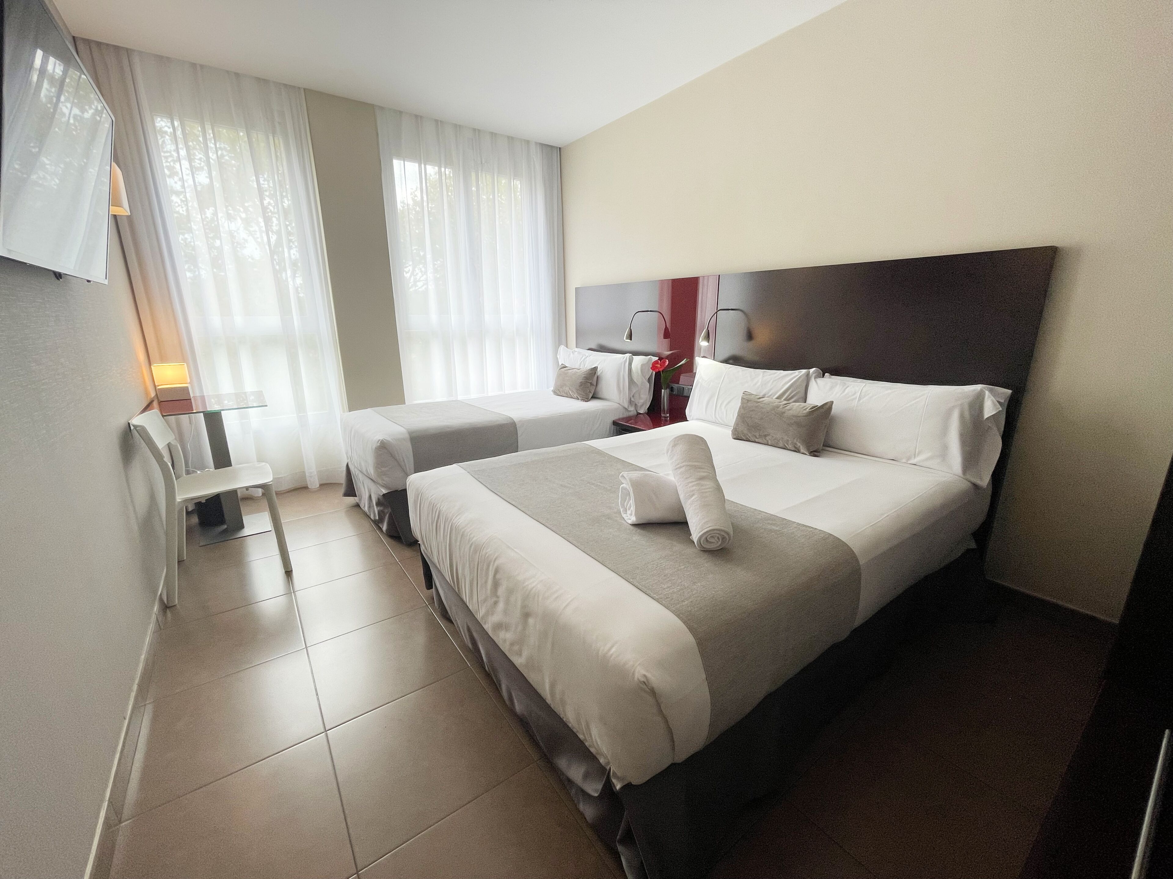 Habitació triple | Minibar, caixa forta a l'habitació, escriptori i cortines opaques 