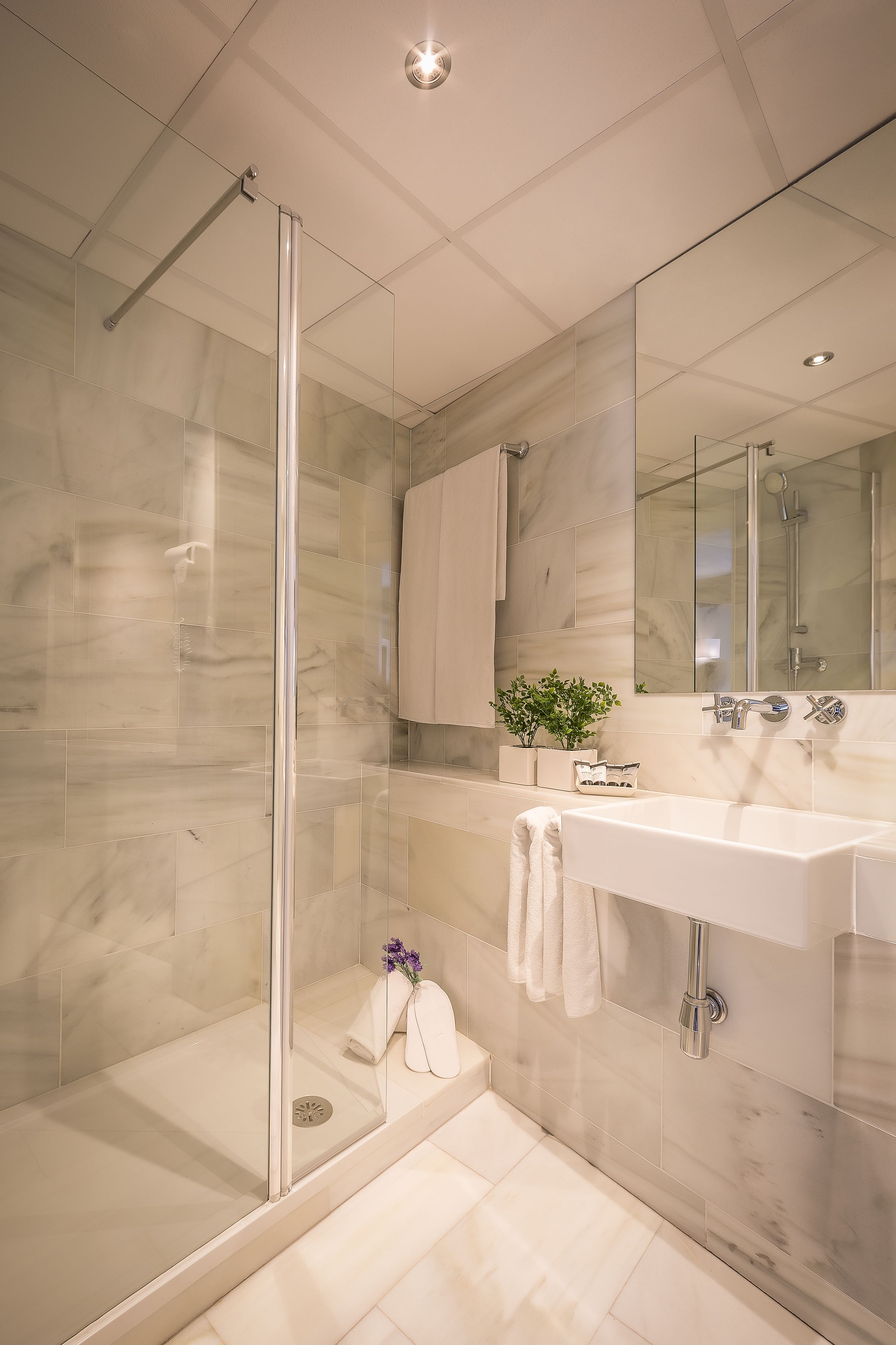 single room | bathroom shower