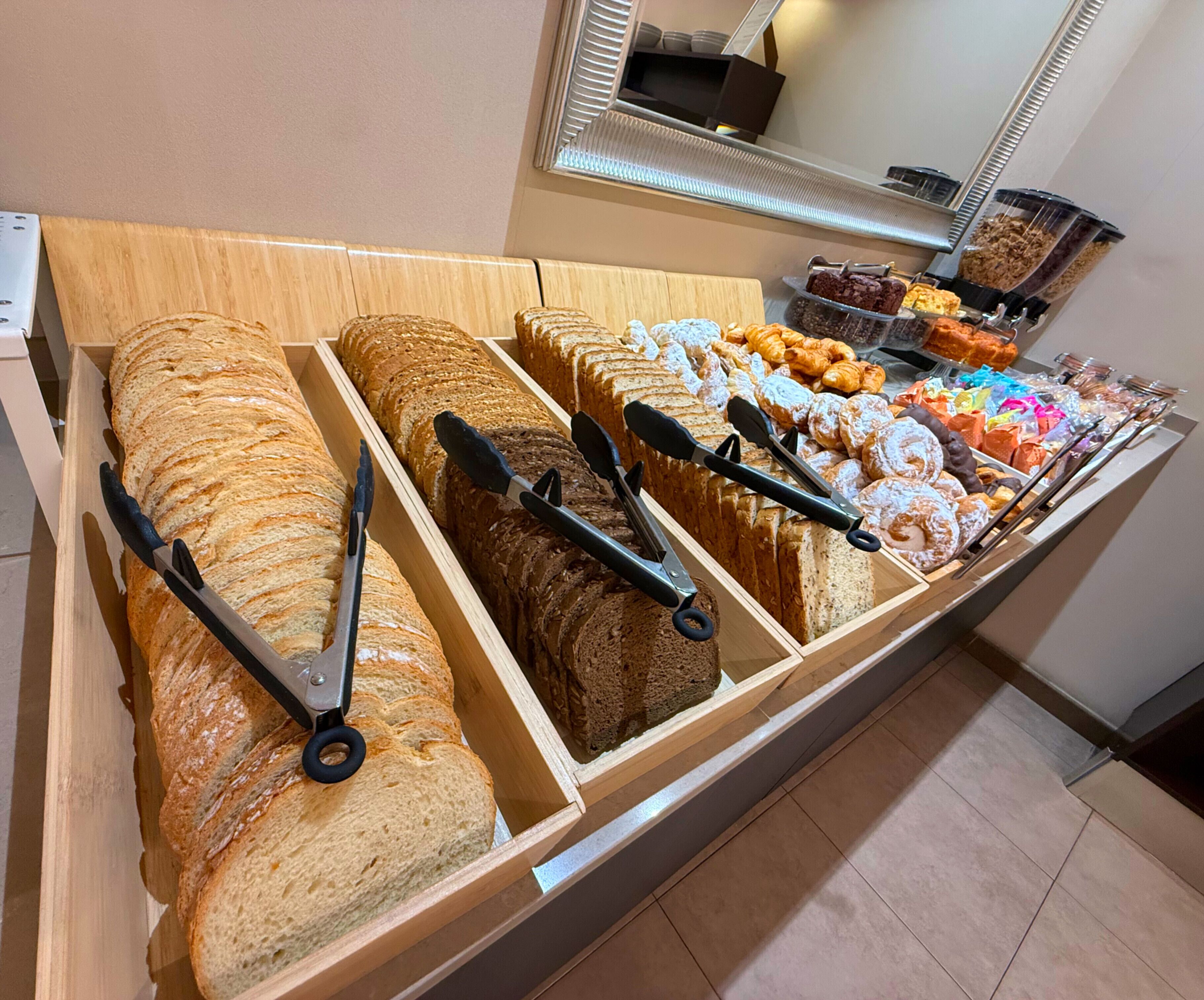 Se ofrece un desayuno bufé todos los días (por un coste adicional)