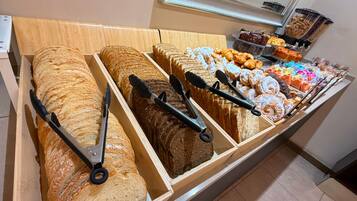 Se ofrece un desayuno bufé todos los días (por un coste adicional)