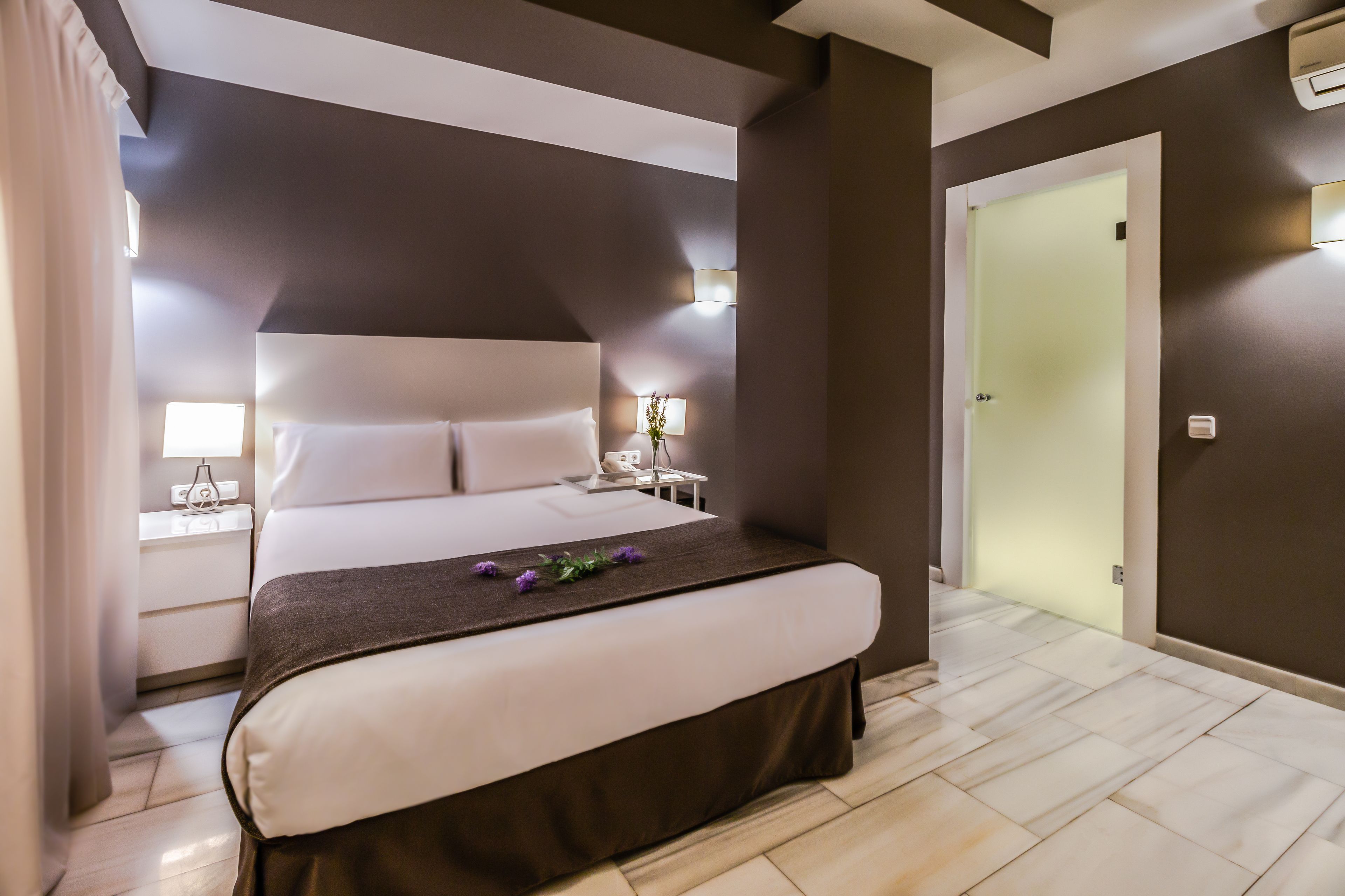 Single Room | Minibar, in-room safe, desk, blackout drapes