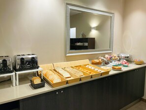 Se ofrece un desayuno bufé todos los días (por un coste adicional)