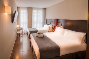 Minibar, in-room safe, desk, blackout curtains - SM Hotel Teatre Auditori (Barcelona)