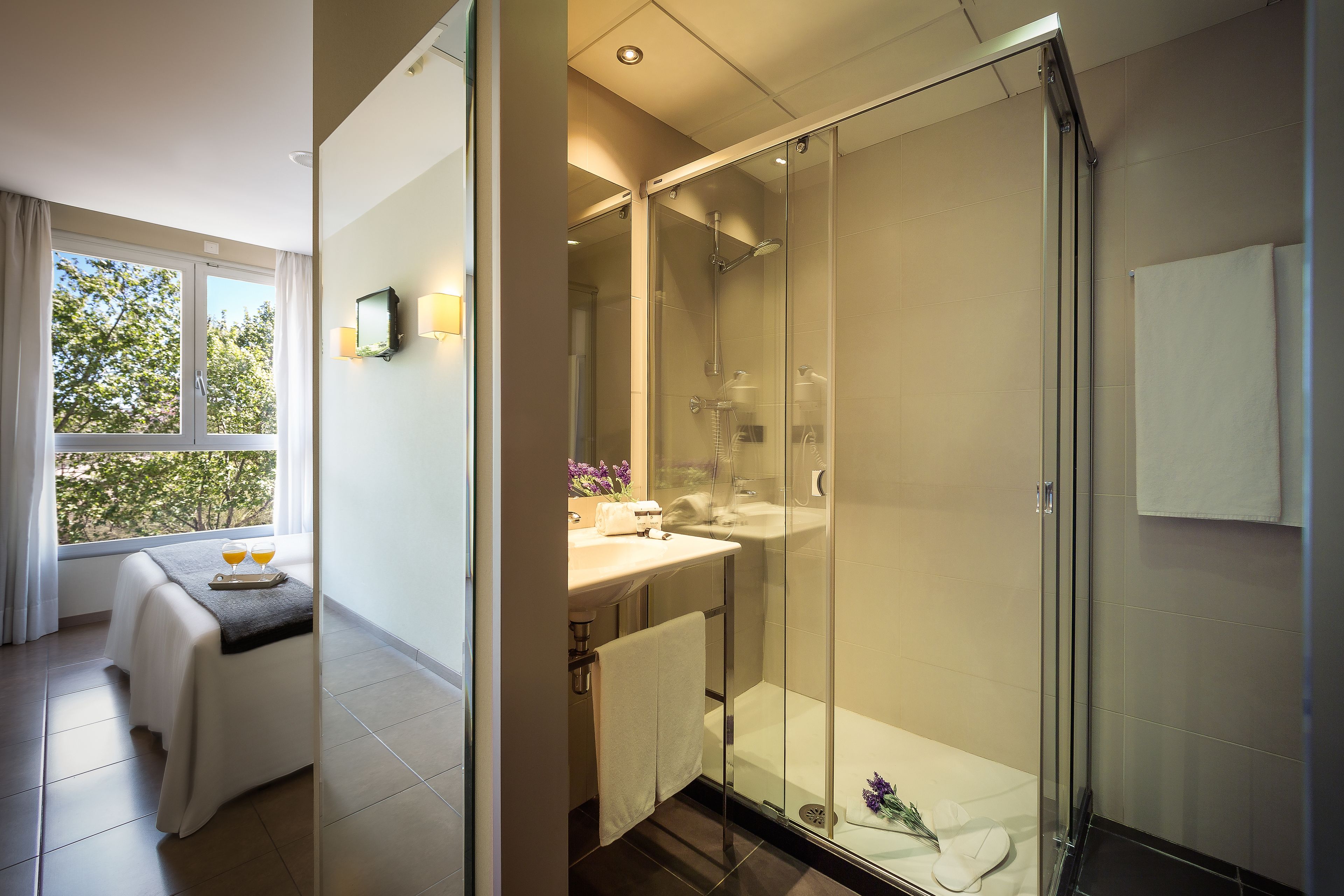 standard twin room | minibar, in-room safe, desk, blackout curtains