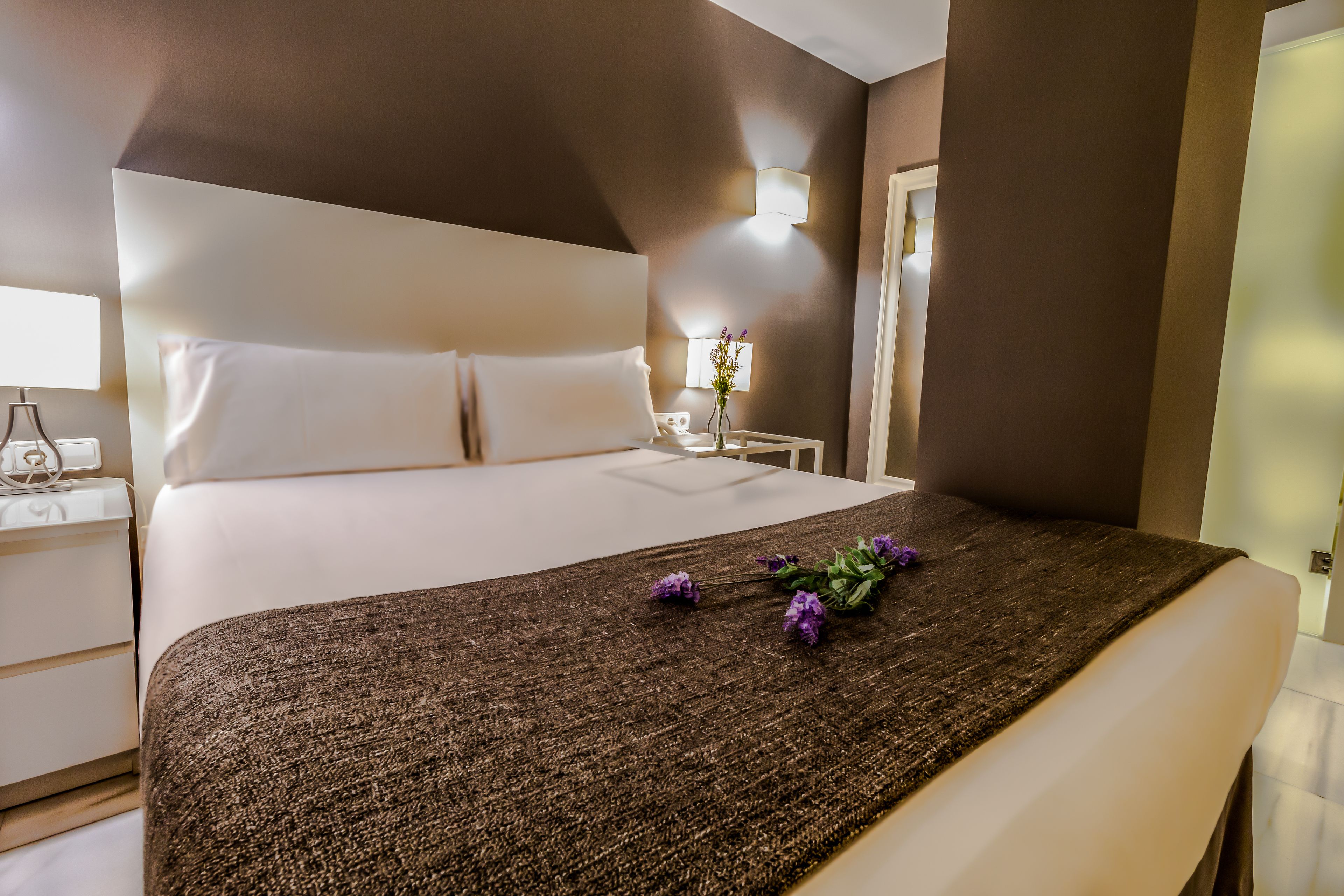 single room | minibar, in-room safe, desk, blackout curtains