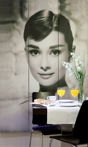 Petit déjeuner buffet (13.00 EUR par personne)