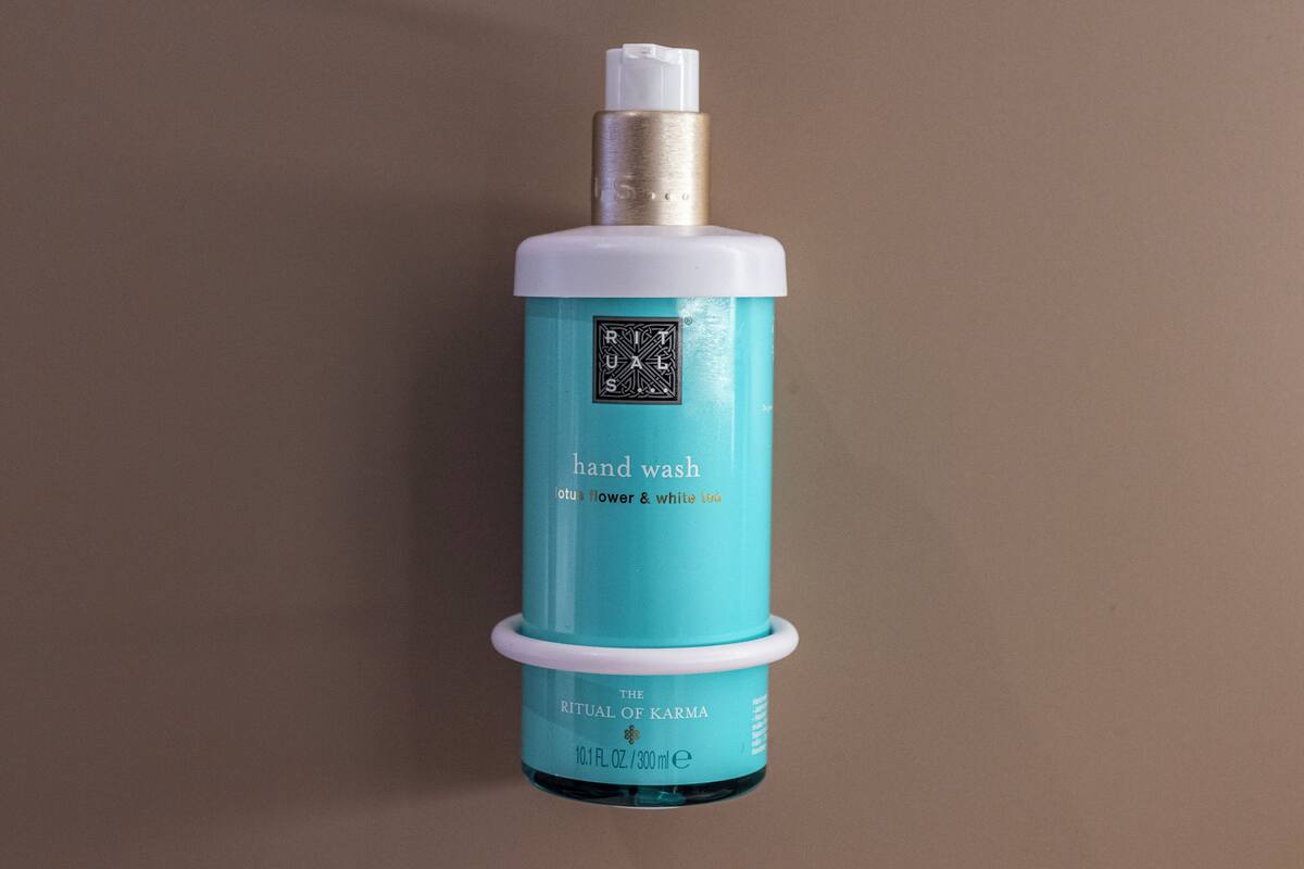 separate bathtub and shower, rainfall showerhead