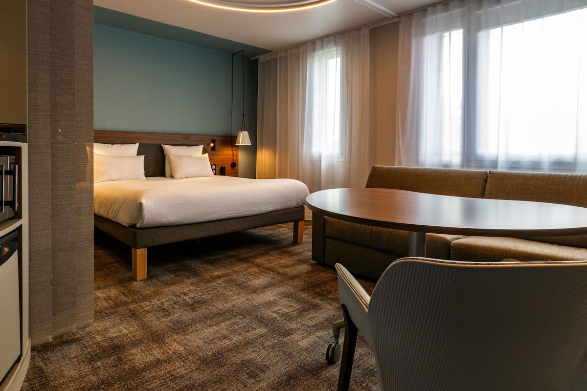 Premium bedding, in-room safe, desk, blackout curtains