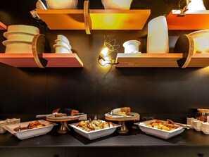 Daily buffet breakfast for a fee - Novotel Suites Reims Centre (Reims)