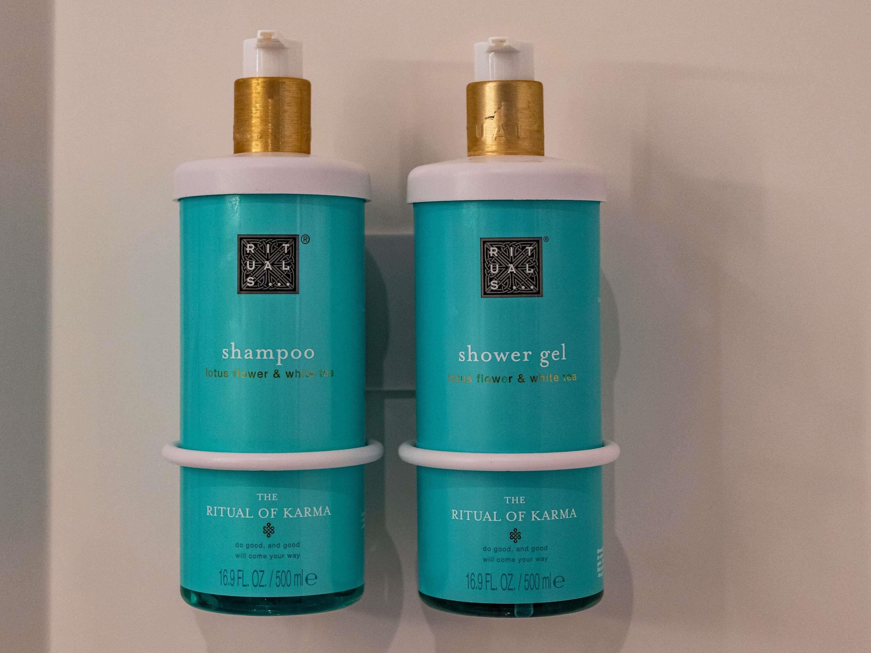 Dos botellas de champú y gel de ducha Ritual de Karma.