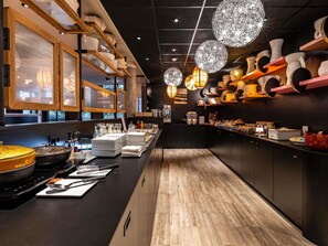 Tägliches Frühstücksbuffet gegen Gebühr