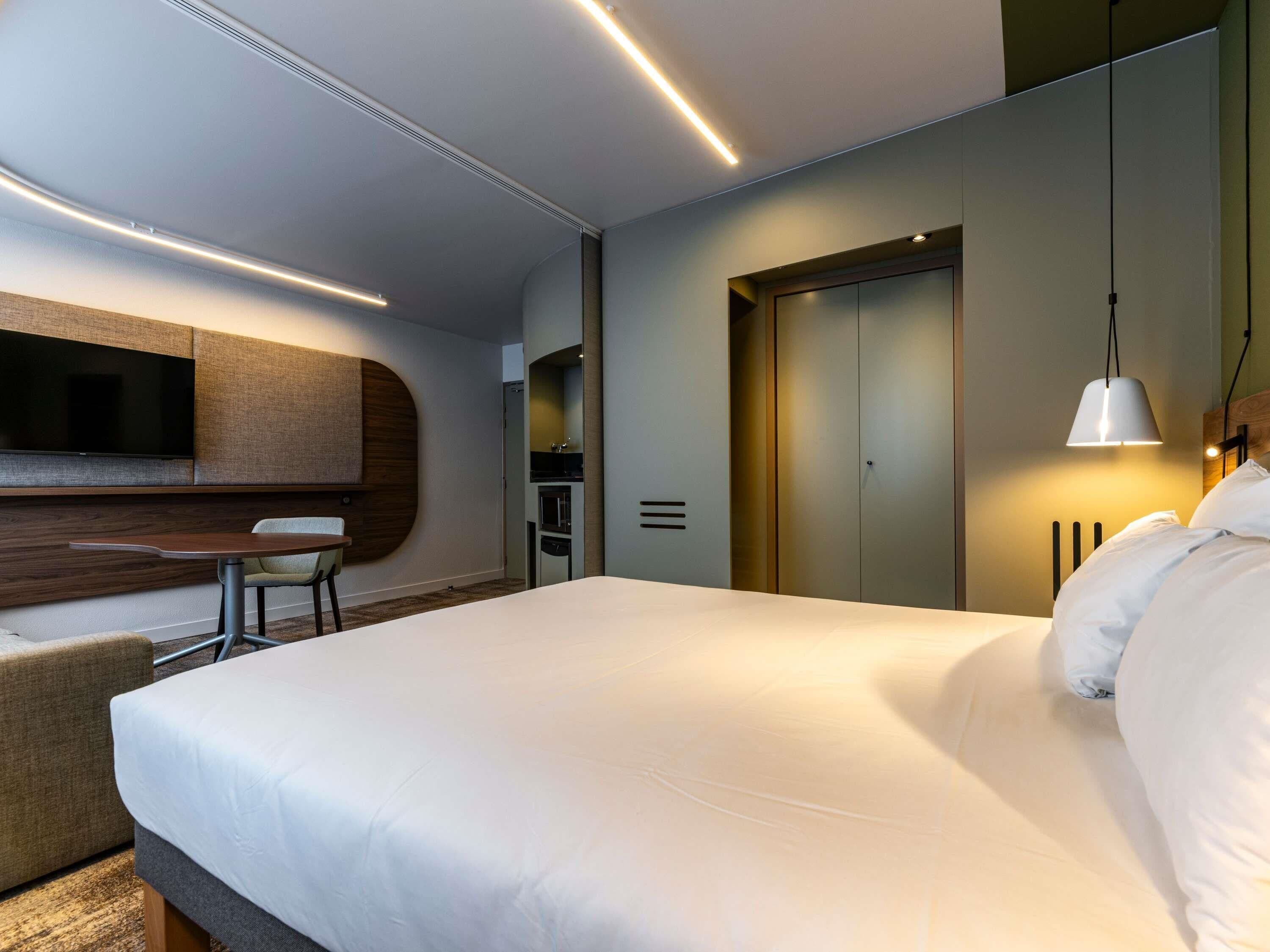 Premium bedding, in-room safe, desk, blackout drapes