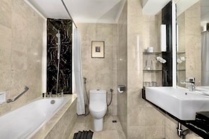 Un baño moderno con bañera, inodoro y lavabo.