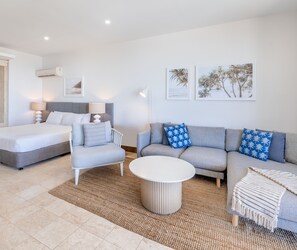 Departamento familiar, 1 habitación | Caja de seguridad en la habitación y tabla de planchar con plancha 