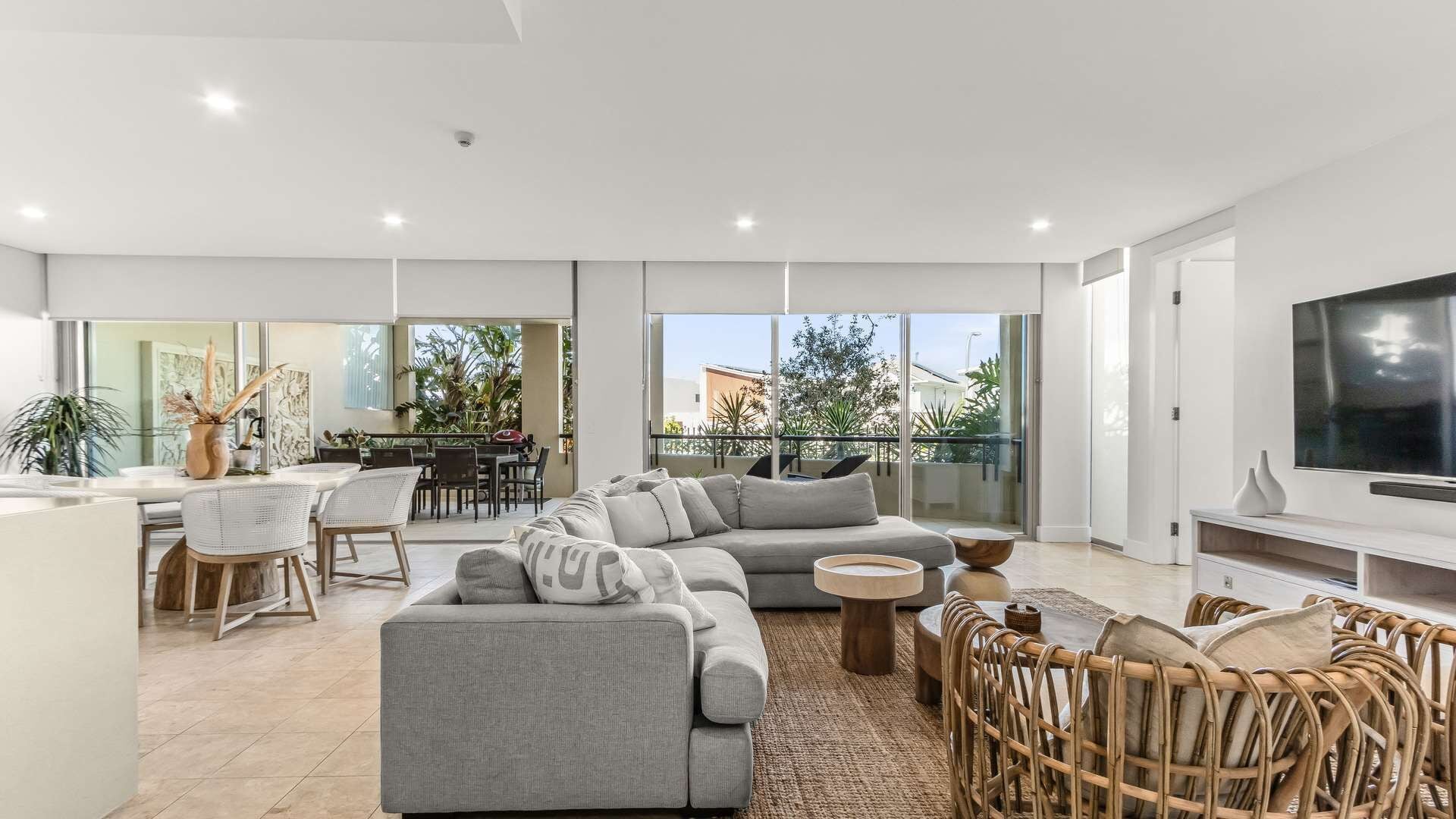 Caja de seguridad en la habitación y tabla de planchar con plancha 