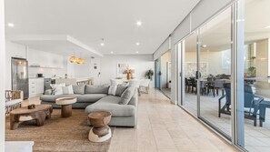 Caja de seguridad en la habitación y tabla de planchar con plancha 