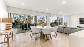 Cofres nos quartos, ferros/tábuas de passar roupa, berços (sobretaxa)