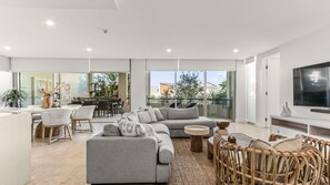 In-room safe, iron/ironing board, cots/infant beds, WiFi - Oaks Casuarina Santai Resort (Casuarina)