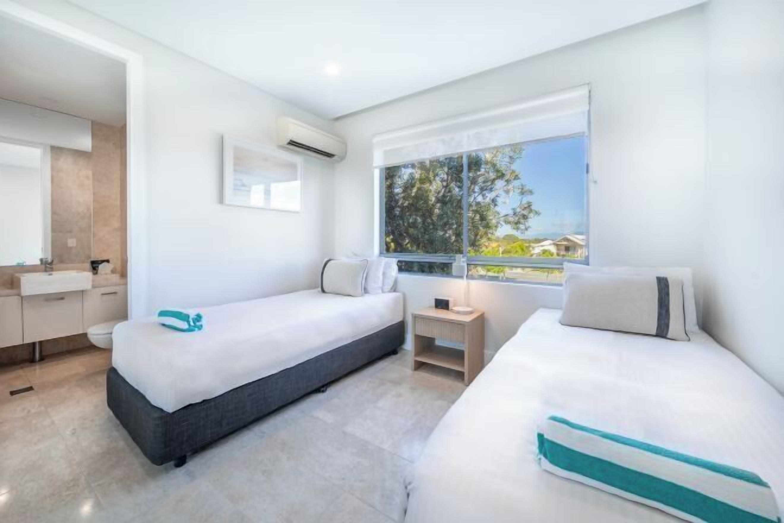 Caja fuerte, tabla de planchar con plancha, cunas (de pago) y wifi