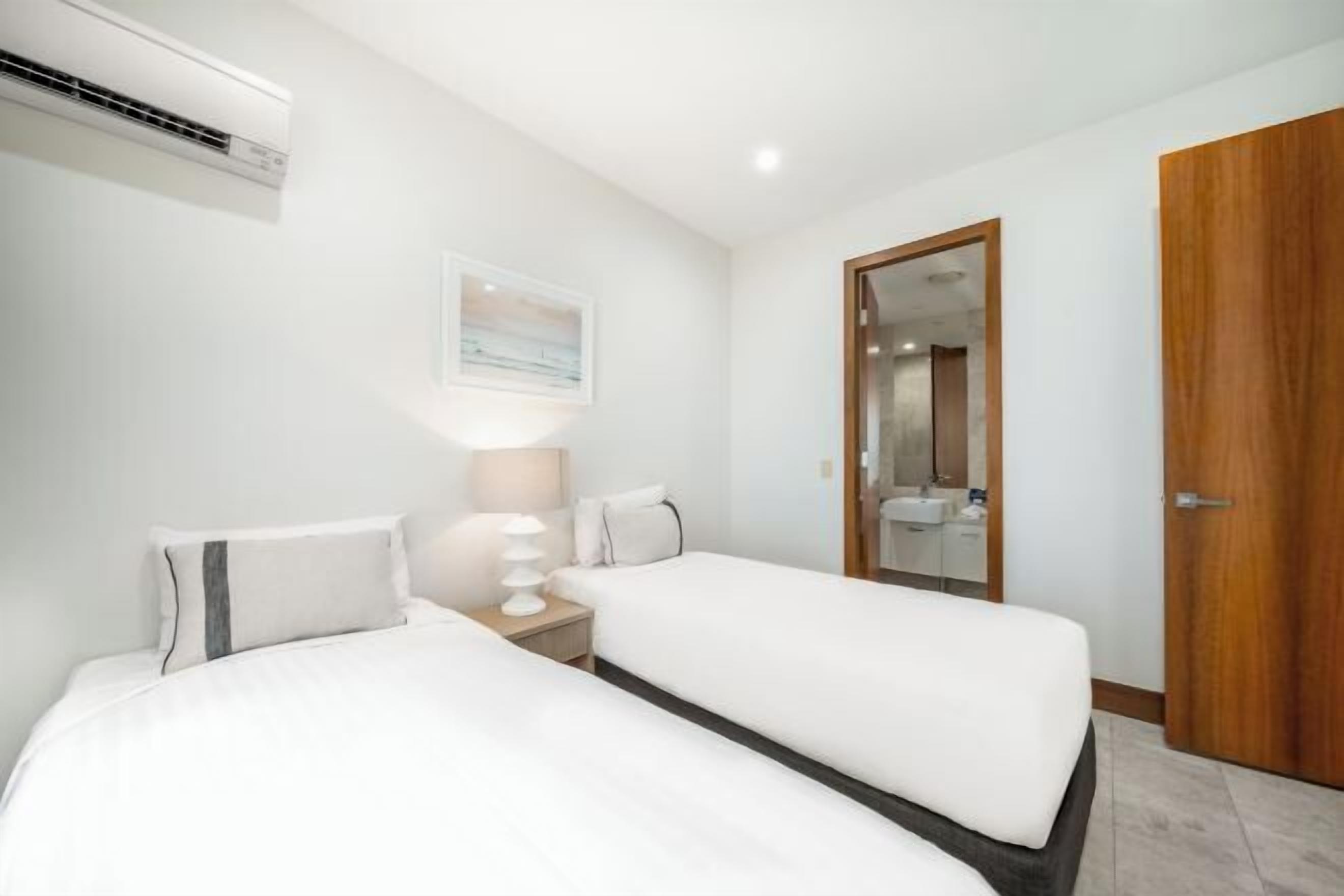 Een kluis op de kamer, een strijkplank/strijkijzer, babybedden (toeslag)