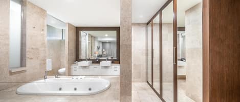 Une salle de bain moderne avec une baignoire sur pieds, un grand miroir et une douche à l’italienne.