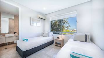 Appartement, 2 slaapkamers | Een kluis op de kamer, een strijkplank/strijkijzer, babybedden (toeslag)