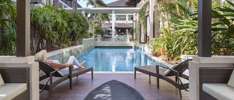 Piscine extérieure, parasols de plage, chaises longues