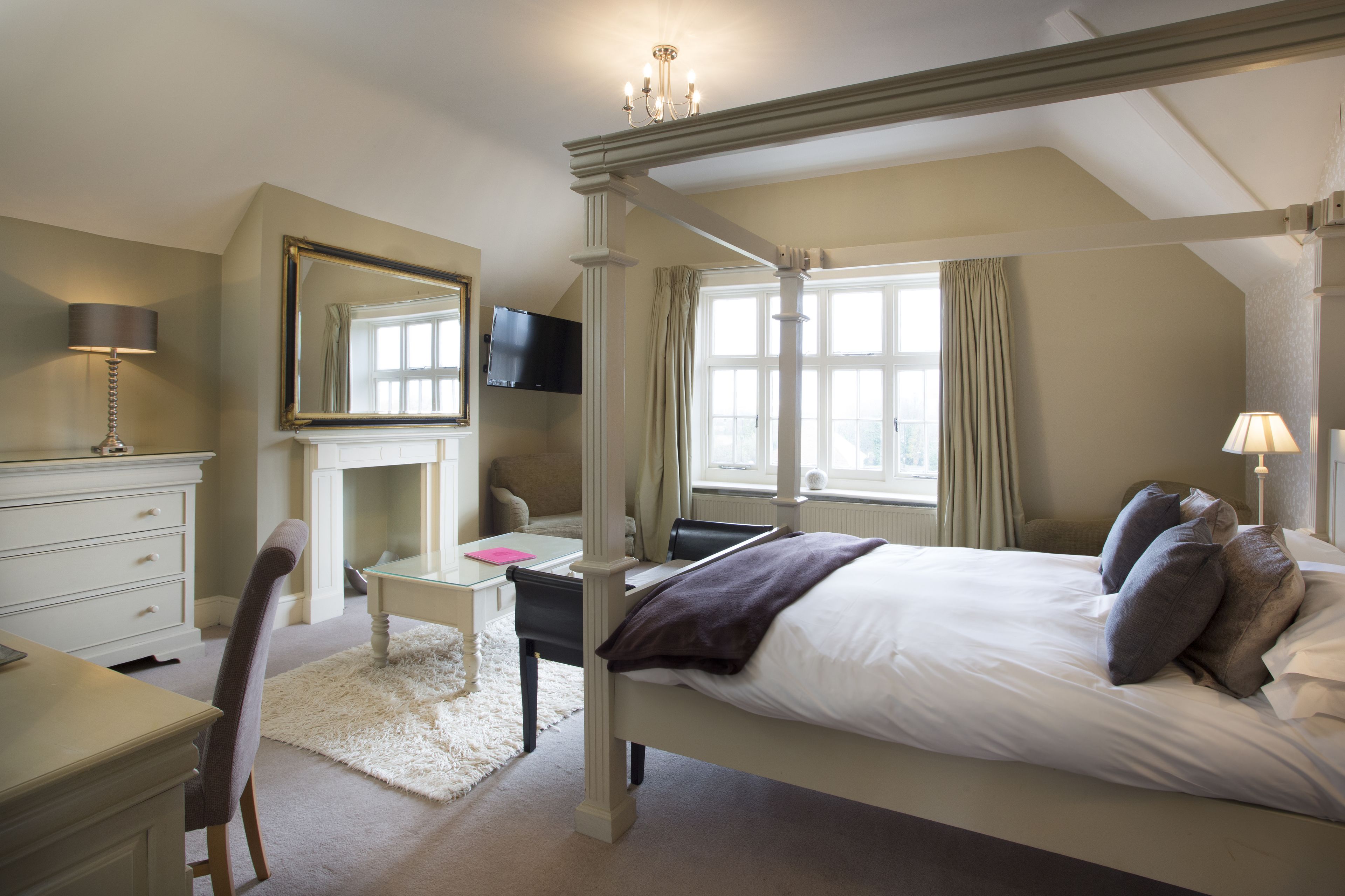 luxury room, 1 king bed, river view | 1 bedroom, individually decorated, individually furnished, free wifi