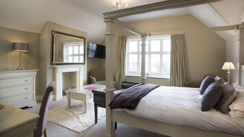 Luxury Room, 1 King Bed, River View | Individually decorated, individually furnished, free WiFi, bed sheets