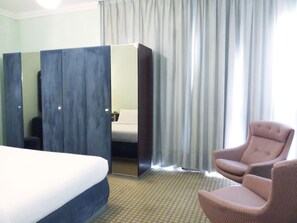Hypoallergeen beddengoed, een kluis op de kamer, een bureau