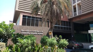 Hotel Oriental Palace, com fachada moderna, janelas amplas e placa em vários idiomas.