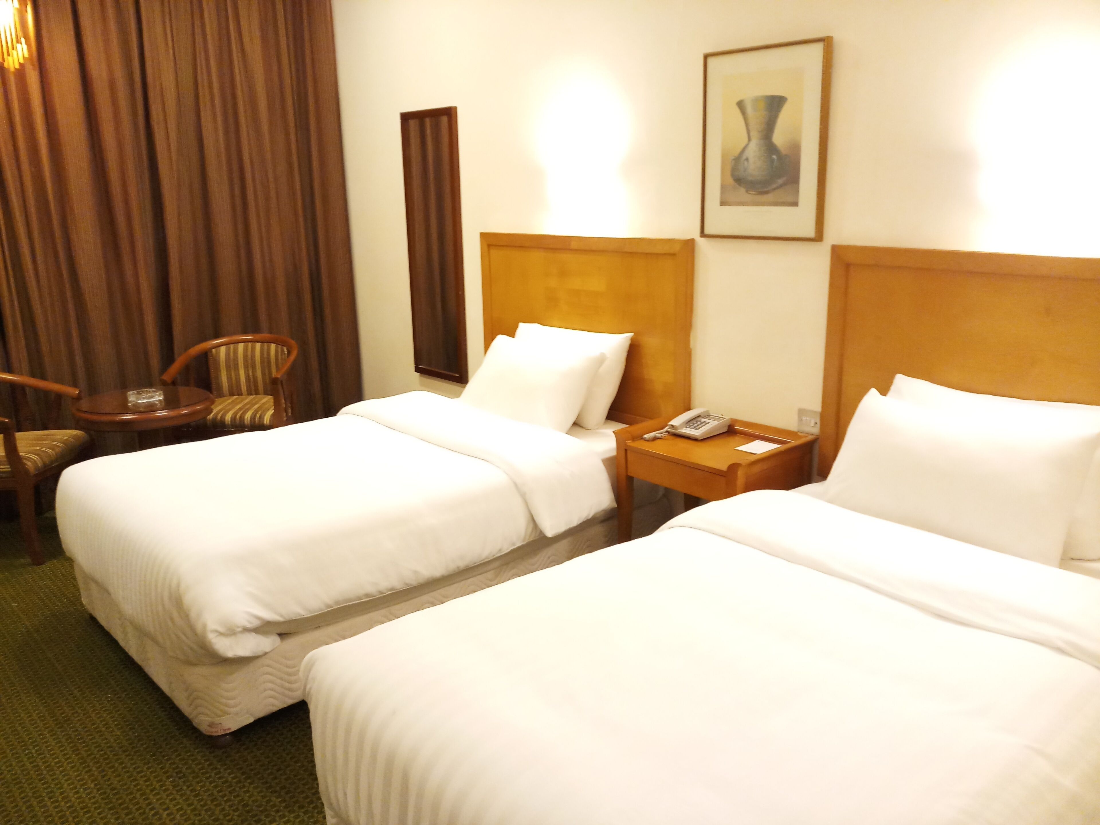 Roupas de cama antialérgicas, cofres nos quartos, escrivaninha