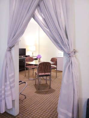 เครื่องนอนป้องกันสารก่อภูมิแพ้, ตู้นิรภัยในห้องพัก, โต๊ะทำงาน