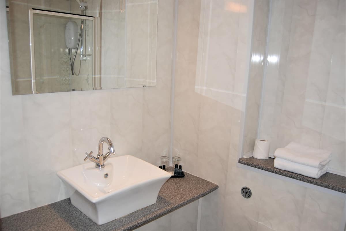 standard double room, balcony, sea view | bathroom | free toiletries, hair dryer, towels